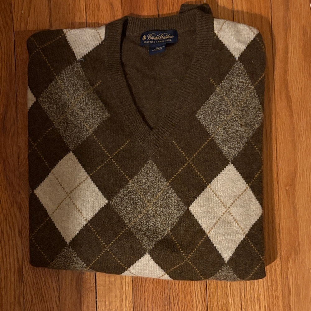 Brooks Brothers men V-Neck Argyle Sweater in Brown and Cream